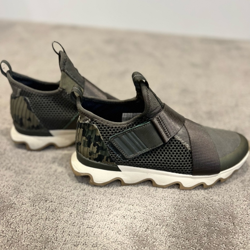 EUC Sorel Kinetic Sneakers green camo size 8.5
